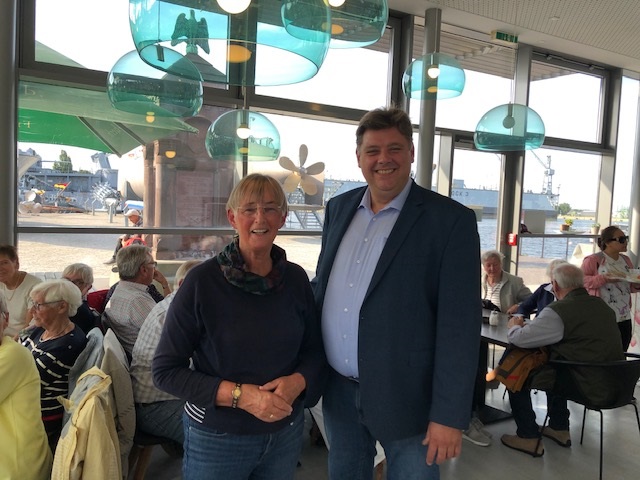 Zur Diskussionsrunde begrte Vorsitzende Heidi Exner den Landtagsabgeordneten Jens Nacke. Foto: Exner