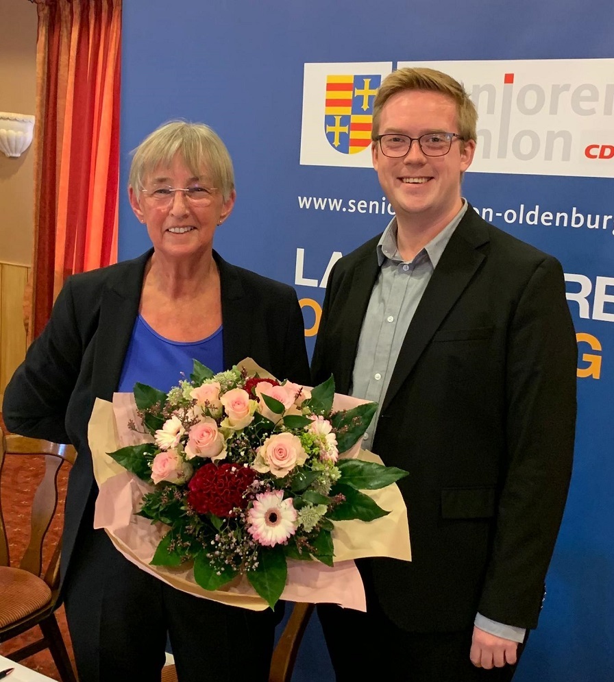 Landtagsabgeordneter Lukas Reinken gratulierte der Landesvositzenden der Senioren Union Oldenburgs Heidi Exner zur Wiederwahl. Foto Holtvogt