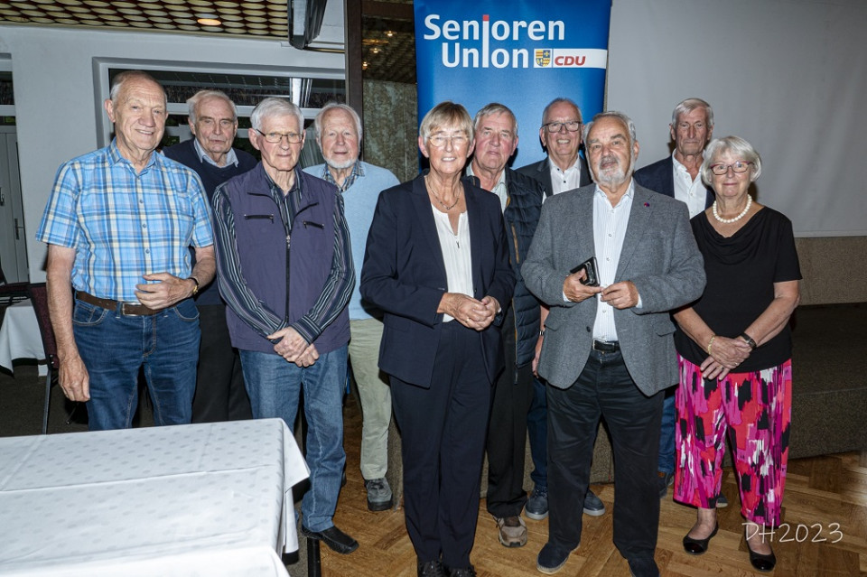 Der Kreisvorstand v.l. Erich Henkensiefken, Schatzmeister Bernd Kossendey, Peter Schell, Gerd Cornelssen, Kreisvorsiitzende Heidi Exner, stellv. Vors. Manfred Goldenstein und Walter Schwengels, Versammlungsleiter Thomas Kossendey,Foto:D. Helms