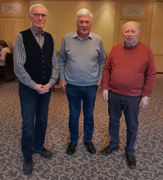 Uwe Niemeier (Mi.), erfreut ber den gelungenen Wechsel, dankt  Walter Fastje (re.) und gratuliert Egon Eilers (li.).  Foto: Niemeier