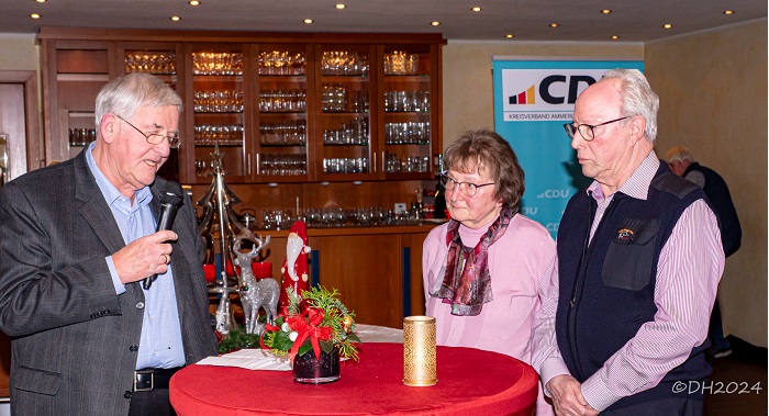 Manfred Goldenstein (li.) sprach die Laudatio fr Erna und Friedrich Morlock/ Foto: Dieter Helms